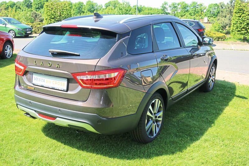 Mit dem Vesta Cross legt Lada zugleich das Billig-Image ab. In der Ausstattungslinie Vesta SW Cross Luxus kostet das Modell doch schon 17.290 Euro. (Grimm / »kfz-betrieb«)