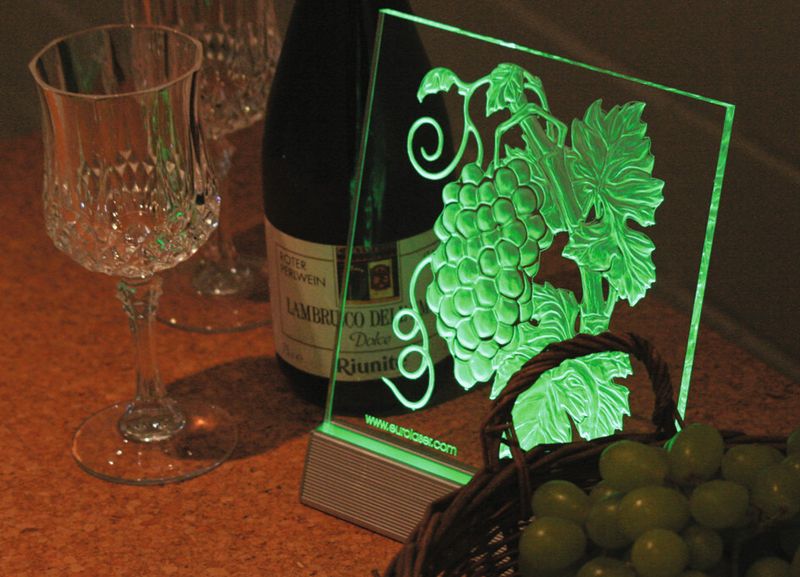 Bild 11: von unten beleuchtetes Acrylglas. Die Lichtbrechung lässt die Gravuren erst richtig gut zur Geltung kommen. (Bild: Eurolaser)
