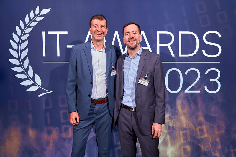Sergio Lerena (links) und Sebastian Adam von mgm Technology Partners gingen mit einem Lächeln in einen langen aber kurzweiligen Award-Abend. (Bild: krassevideos.de / VIT)