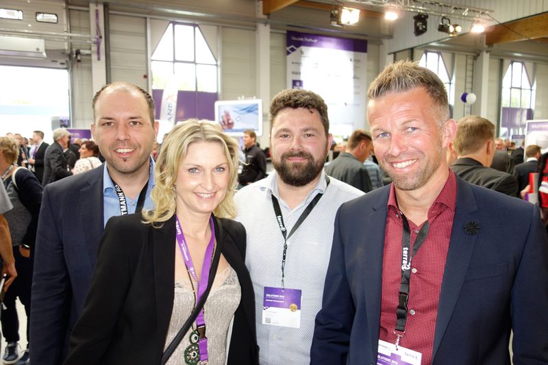 Andrea Bredenkamp, Wortmann, mit den Augsburger Jungs von der Kutzschbach Electronic. (Bild: IT-BUSINESS)