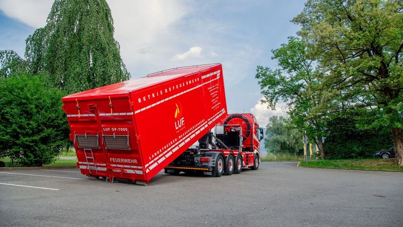 Der Spezial-Container GP-7000 lässt sich mittels Abrollkipper-Technik flexibel einsetzen und enthält unter anderem 4.000 Meter Löschleitung. (Bild: Huber Karl)