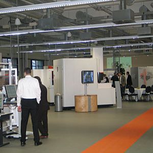 Auf rund 1300 m2 bietet das neue Anwendungszentrum Fräs- und Erodiertechnik von GF Agie Charmilles in vielen Varianten. (Archiv: Vogel Business Media)