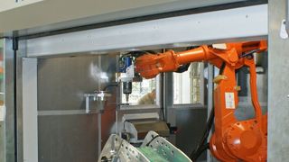 Um die Produktionsmenge von Hubschraubersitzen aus einem Aramid-CFK-Mix wirtschaftlich und mitarbeiterschonend zu bewältigen, setzt ein Spezialist für diese Produktart jetzt eine besondere Fräszelle ein. (Bild: Krauss-Maffei)