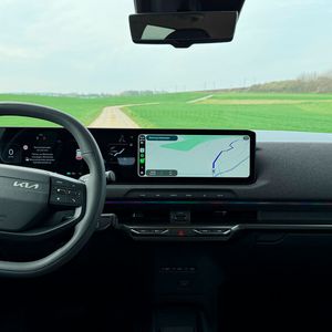 Den Innenraum wirkt dank intelligent eingesetzter Materialien recht hochwertig.(Bild:  Wehner - VCG)