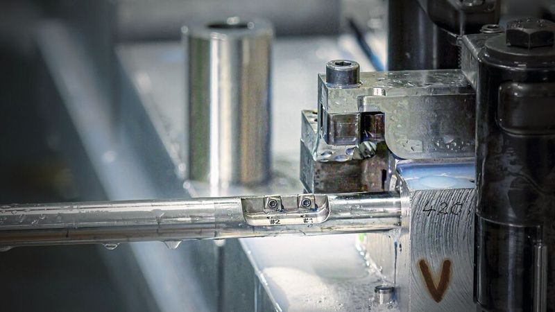 Eine Reihenbohrstange mit Durchmesser 17 Millimeter und einer Gesamtlänge von 685 Millimeter bearbeitet die Hauptbohrung fertig. (Bild: Mapal)