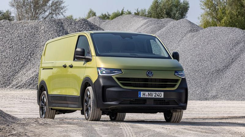 Der VW-Transporter bleibt ein vielseitiges Gefährt. Es gibt das Modell etwa mit neun Sitzplätzen ausgerüstet als Personentransporter (Caravelle), als Kastenwagen, als Pritschenwagen oder auch den sechssitzigen Panamericana. (Bild: VW)