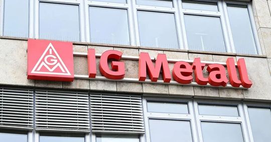 Im Herbst finden wieder Tarifverhandlungen für die Mitarbeiter der Metall- und Elektrobranche statt, weil der seit 2024 bestehende Vertrag ausläuft. Diesmal gibt es aber etwas Besonderes anzumerken! Denn die Gewerkschaft will ihre Forderungen nicht schon im Sommer kundtun ...(Bild:  IG Metall)