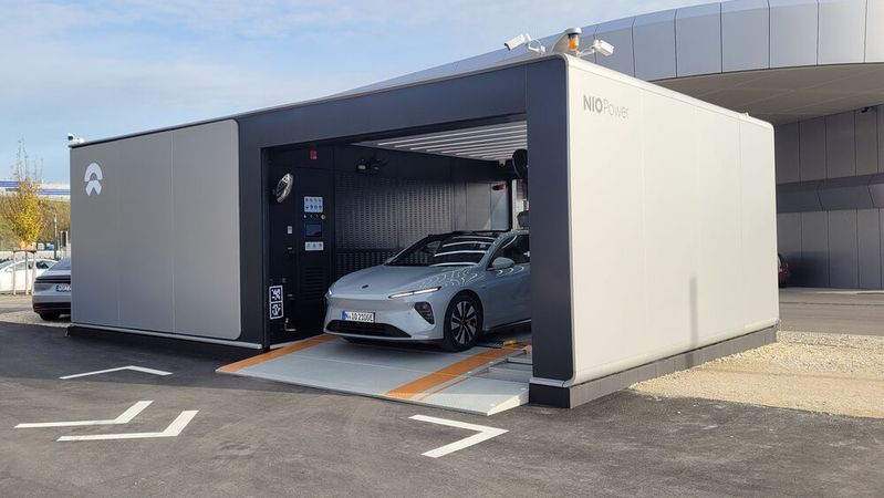 Nio-Fahrer können in einer sogenannten Power-Swap-Station ihre leere Batterie gegen eine frische tauschen. Nio-Fahrer können in einer sogenannten Power-Swap-Station ihre leere Batterie gegen eine frische tauschen.
