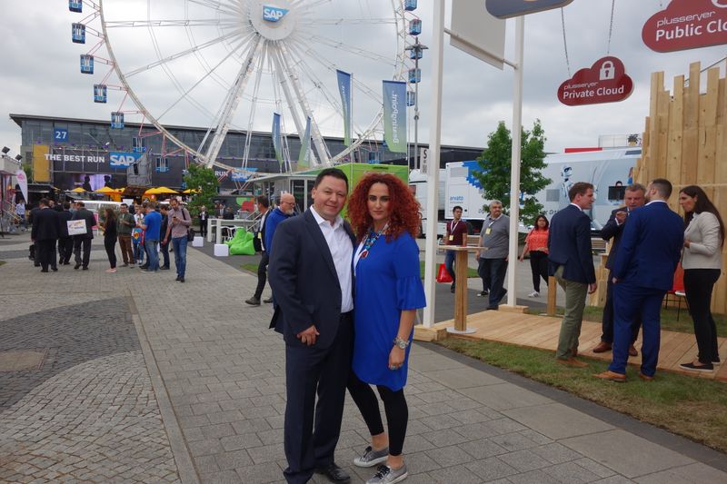 Gerit Günther, ACER, und Besa, IT-BUSINESS, haben ihr Meeting nach draussen verlagert. (Bild: IT-BUSINESS)