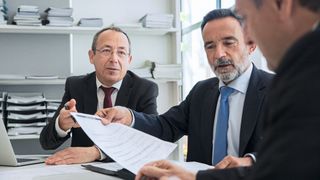 Das Pflichtenheft entsteht in enger Zusammenarbeit mit einem Auftraggeber und ist für Konstrukteure und Entwickler der zentrale Leitfaden ihrer Arbeit. (Bild: frei lizenziert)