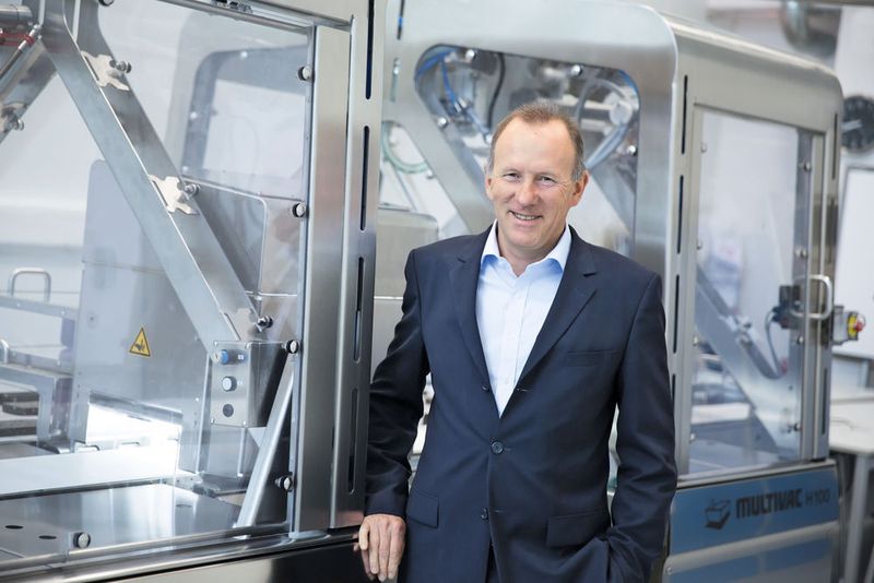 Luc van de Vel, Senior Director des Geschäftsbereiches MCP (Medical, Cosmetics & Pharmaceuticals) bei Multivac: „Die Verpackungsmaschine im modular aufgebauten GMP-Design ist sehr flexibel für das Verpacken von Produkten in unterschiedlichen Formatbereichen und Materialien ausgelegt.“  (Multivac)