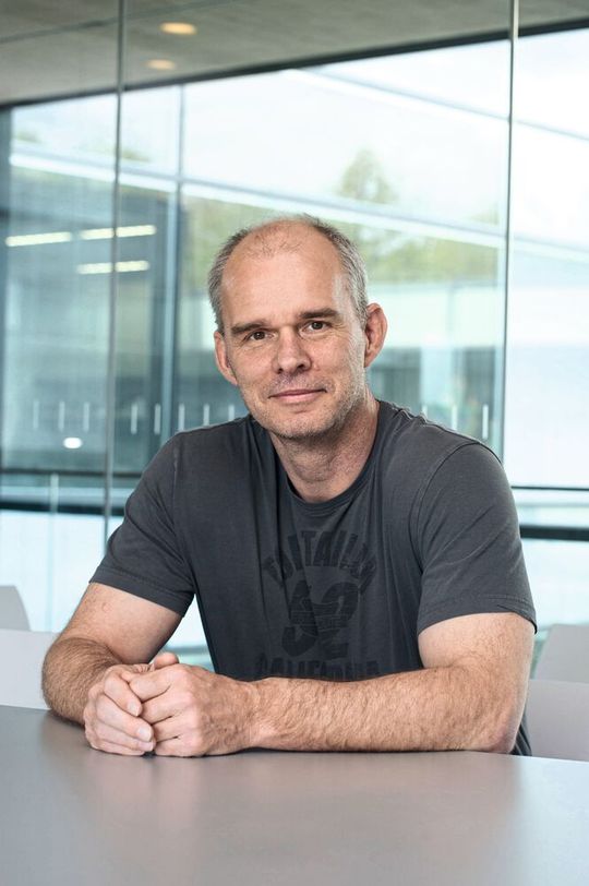 Prof. Frank Kirchhoff leitet das Institut für Molekulare Virologie der Ulmer Universitätsmedizin.(Bild:  Eberhardt/Uni Ulm)