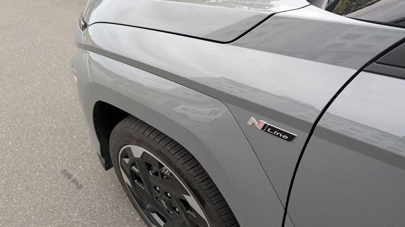 Wir hatten den Kona in der Topversion namens N-Line X im Test. Äußeres Kennzeichen neben den Signets sind die ... (Bild: Rosenow – VCG)