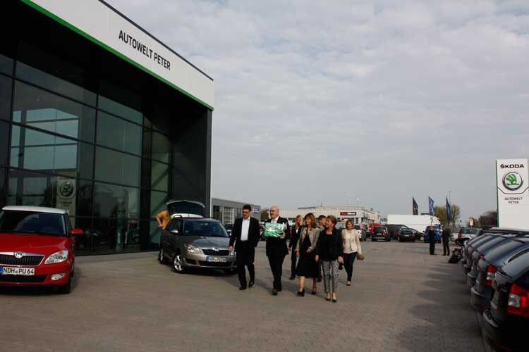 Nach der Eröffnung hatten sie reichlich Gelegenheit, den neuen Betrieb zu erkunden. (Foto: Autohaus Peter)