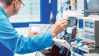 Komplexe Hardware testen: Laut einer Umfrage schrecken viele Unternehmen vor einem automatisierten Test zurück.  (Bild: (c) Kzenon - stock.adobe.com)