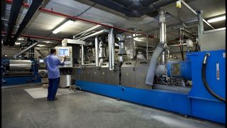Als erstes Unternehmen in Europa betreibt Carlisle Hardcast eine Zwei-Schnecken-Extrusionsanlage zur Herstellung von Schmelzekleber. Der Ausstoß beträgt bis zu 1.000 kg/h. (Archiv: Vogel Business Media)