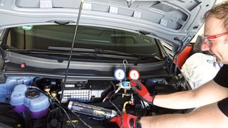 Mit dem R744-Wartungs- und -Befüllset von Klimacheck können Werkstätten eine CO2-Klimaanlage warten bzw. befüllen, ohne dass sie ein spezielles R744-Klimaservicegerät benötigen. (Bild: Dominsky/»kfz-betrieb«)