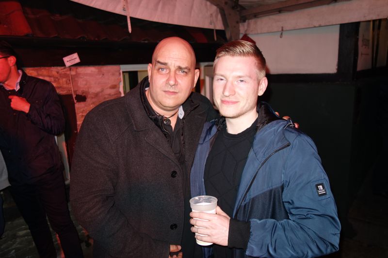 (l.) Kai Frieben, Western Digital, und Nikolai Laubstein, ALSO, archivieren einige Eindrücke des Abends. (IT-BUSINESS)