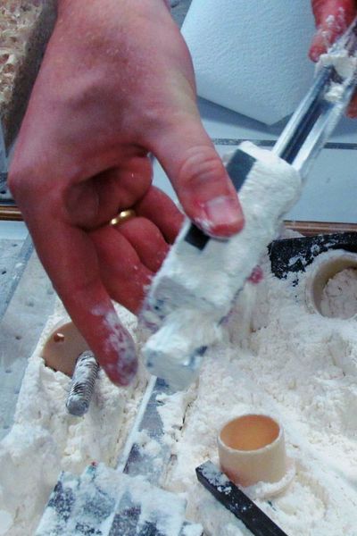 Sind die Bauteile einer staubigen Umgebung ausgesetzt, z.B. Mehlstaub im Lebensmittelbereich, bleibt die Verschmutzung am gefetteten Bauteil kleben und kann Laufkugeln blockieren.  (S.Häuslein/konstruktionspraxis)