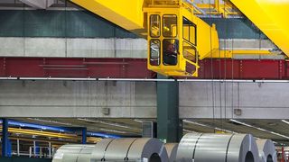 Der neue 20-t-Kran dient zum Heben schwerer Blechcoils. Die Last wird auf vier Krankopfträger und acht Räder verteilt. (Bild: Stahl Cranesystems)