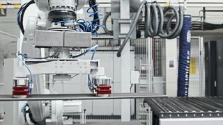 Dank der Kameratechnik findet der Pick-and-Place-Roboter die Werkstücke ohne Teachen und legt sie in die Richtmaschine ein. (Itasse)