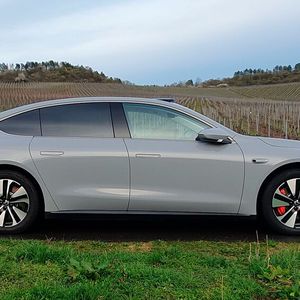 2. Die Abmessungen: Nios Topmodell, das unter anderem gegen das Tesla Model S oder die Mercedes-Limousine EQE antritt, ist 5,1 Meter lang und knapp 2 Meter breit. Dank seines Radstands von gut 3 Metern ist der ET7 ein echtes Raumwunder.(Bild:  Mauritz – VCG)