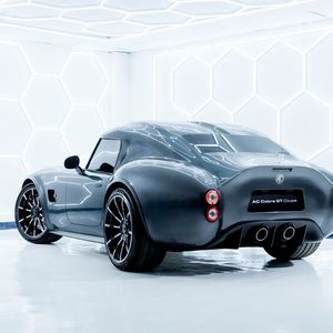 AC Cobra hat dem Coupé ein schickes Double-Bubble-Dach verpasst.(Bild:  AC Cobra)
