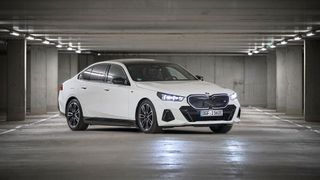 Die bayerische Antwort auf E-Klasse und A6 sieht in der achten Generation richtig gut und nach waschechter Limousine aus. (Bild: Jochen Schreiner)