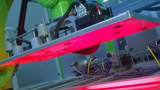 Die neue, von Engel konzipierte Tape-Legezelle zur Compositeteileherstellung gehört zu den Highlights der diesjährigen Entwicklungsarbeit. Sie basiert laut Hersteller auf dem Pick-&-Place-Prinzip. Mit einer schnellen und hochauflösenden Kameratechnik werde die Ablegegenauigkeit der einzelnen Tapes optimiert.  (Engel)