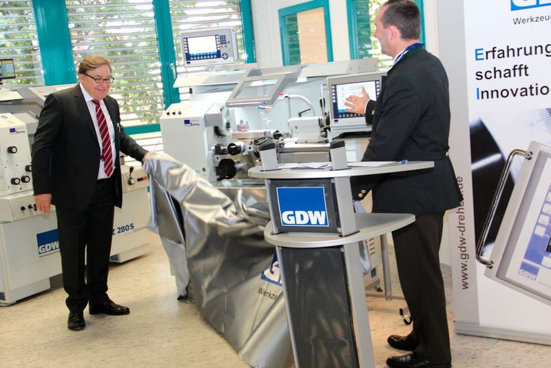 Hans Ort, geschäftsführender Gesellschafter und Hubert Aiwanger, MdL, Bundes- und Landesvorsitzender der Freien Wähler, enthüllen das „Objekt der Begierde“. (Sonnenberg)