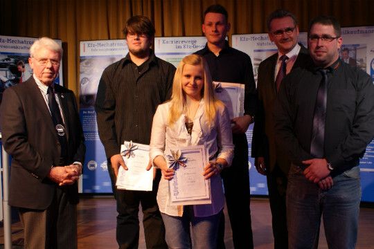 Ausgezeichnete Prüfungen bei der Innung Kassel: (v.li.) Obermeister Georg Wolf gratuliert den Jahrgangsbesten Marcel Metz, Maren Marställer und Julian Ziegel. Landrat Uwe Schmidt und Lehrlingswart Christian Vogelei schließen sich den Wünschen an. (Foto: Innung)