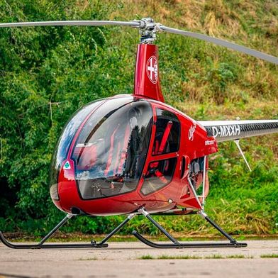 Evocopter-Gründer Paul Ressle hat seinen Ultraleicht-Hubschrauber mit Quadrifoglio-Designelementen gestaltet. (Bild: Stellantis Deutschland / Alfa Romeo)