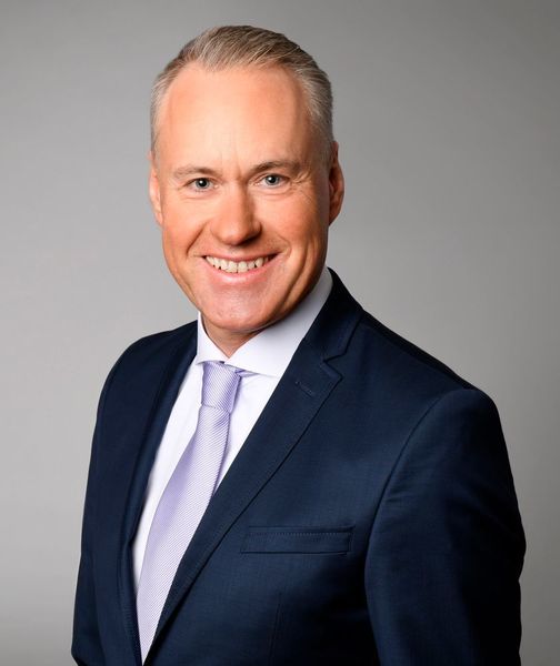 Dirk Töpfer wird neuer Chief Information Officer bei Merck. Töpfer studierte Physik unter anderem an der Universität Dortmund, wo er auch promovierte, während er beim renommierten DESY-Institut in Hamburg tätig war. Er begann seine berufliche Karriere als Projektmanager bei der Bertelsmann Media-Systems, wo er zuletzt für die globale Infrastruktur des Unternehmens verantwortlich zeichnete. 
Von dort wechselte er 2002 zur Metro Group, wo er als Managing Director und später CEO des IT-Dienstleisters Metro Systems die internationalen IT-Systeme konsolidierte und die Organisation durch Erschließung bedeutender Offshore-Potenziale restrukturierte. (Merck)