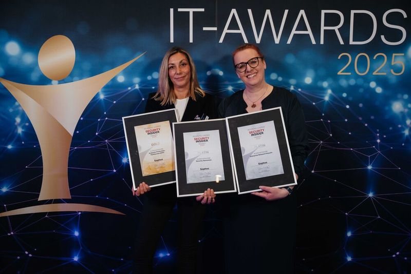 Stolze Preisträgerinnen! Lara Maier-Geuenich und Barbara Hudson mit dem Gold-Award und den beiden Platzin-Awards die Sophos in den Security-Insider-Kategorien „Endpoint-Protection-Plattformen (EPP)“, „Enterprise Network Firewalls“ und „Security-Awareness“ gewinnen konnten. (Bild: Manuel Emme Fotografie)