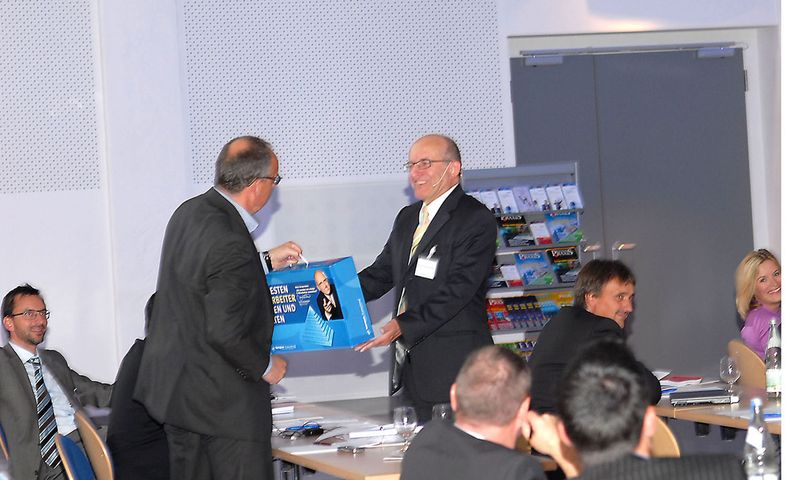 Belohnung für den Mutigsten: Michael Roensch bekam die Personal-Toolbox - den Garant für A-Mitarbeiter - geschenkt (Archiv: Vogel Business Media)