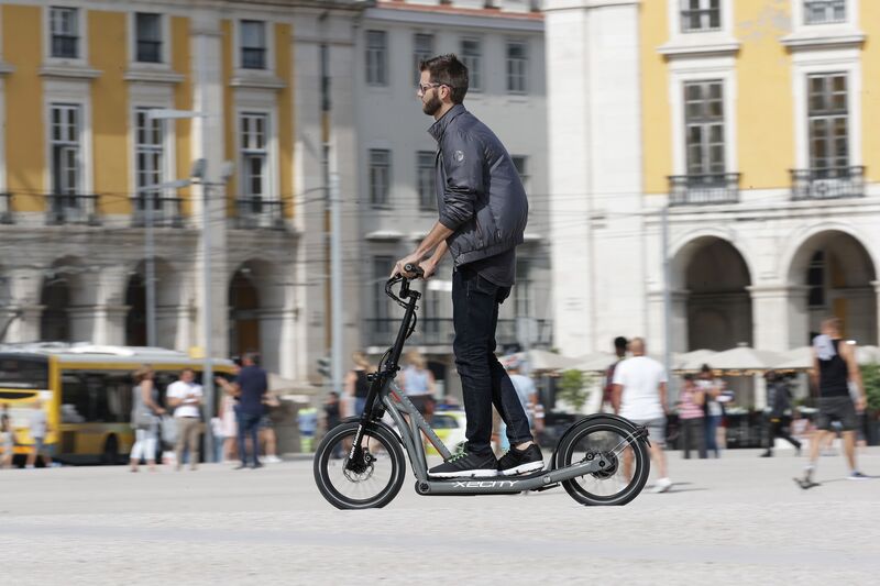 Der elektrische Kick-Scooter von BMW sol sowhol auf Straßen als auch auf Radwegen fahren dürfen.  (BMW)