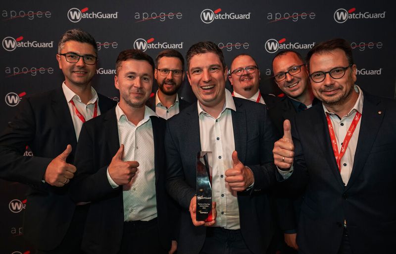 Den Award Central Europe Partner of the Year räumte die Kupper IT GmbH ab. Stolz zeigten dies (v.l.) Jadranko Injic (Watchguard), Stephan Freytag (Kupper IT), Sebastian Viehweger (Kupper IT), Tom Weise (Kupper IT), Sebastian Goll (Watchguard), Marcel Hummrich (Watchguard) und Jan Weikert (Kupper IT).   (Bild: WatchGuard)