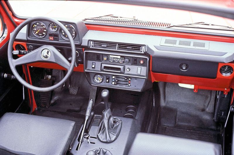 Der Innenraum 1979. In der Mitte der Armaturentafel fand der Fahrer „griffgünstige Drucktastenschalter“ sowie die Regler für Heizung und Lüftung. Zur gehobenen Innenausstattung gehörten Formschaumteile, die einige Blechflächen abdecken. (Bild: © Daimler AG)