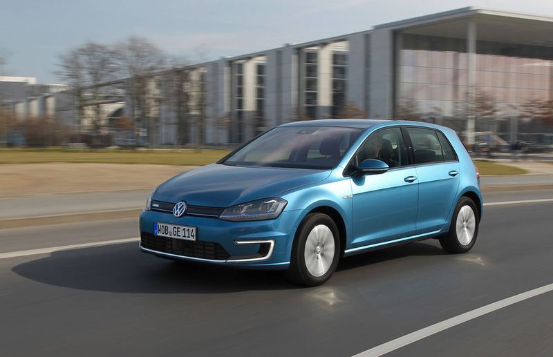 Auch das seit Jahrzehnten beliebteste Auto der Deutschen gibt es mit Elektroantrieb: Der VW e-Golf kostet 34.900 Euro. Der 85 kW/115 PS starker E-Motor beschleunigt den kompakten Fünftürer in 10,4 Sekunden von null auf 100 km/h, maximal auf 140 km/h und bis zu 190 Kilometer weit. (Volkswagen)
