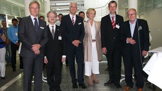 Jubiläumsfeier bei Novotechnik am Produktionsstandort in Ostfildern, (von links nach rechts): Ernst Halder, Geschäftsführer Technik bei Novotechnik, Dr. Rudolf Colm, Geschäftsführung Robert Bosch, Torsten Wegner, Geschäftsführer Novotechnik, Gabriele Siedle, Geschäftsführerin S. Siedle & Söhne, Christof Bolay, Oberbürgermeister Ostfildern, und Horst Siedle, Geschäftsführer und Inhaber der Siedle-Gruppe  (Bild: Novotechnik)
