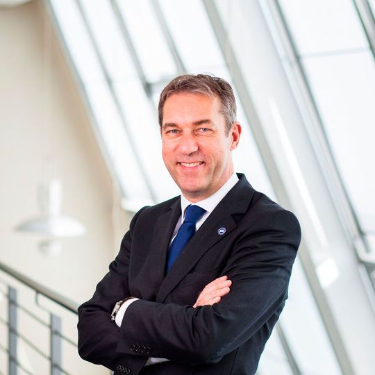 BDK-Vertriebsdirektor Christian Bartels freut sich, das neue Sommergewinnspiel der Bank ankündigen zu können.(Bild:  BDK)