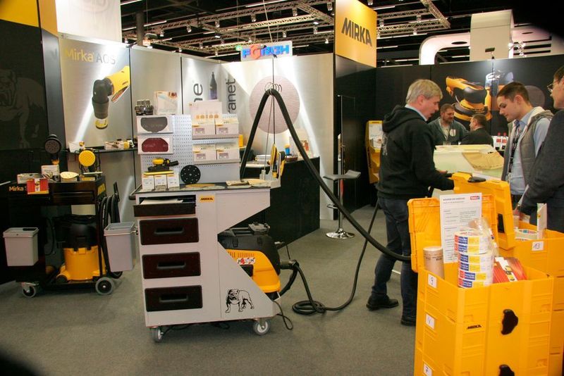 Erstmals zusammen präsentierten sich der Schleifmaschinenhersteller Mirka und der Klebebandspezialist Tesa auf einer Messe. Zudem stand der neue Werkstattwagen SmartCart III im Mittelpunkt, der schleifen, saugen und bevorraten kann. (Klasing)