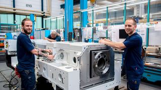 Lächelnde Gesichter beim oberfränkischen Maschinenbauer Waldrich Coburg. Die fröhlichen Mienen zeigt man aufgrund zweier Hauptgründe! Erstens ist die Auftragslage wieder erfreulich und zweitens genießen die Mitarbeiter seit Januar die Vorzüge einer 4-Tage-Woche. Lesen Sie! (Bild: Waldrich Coburg)