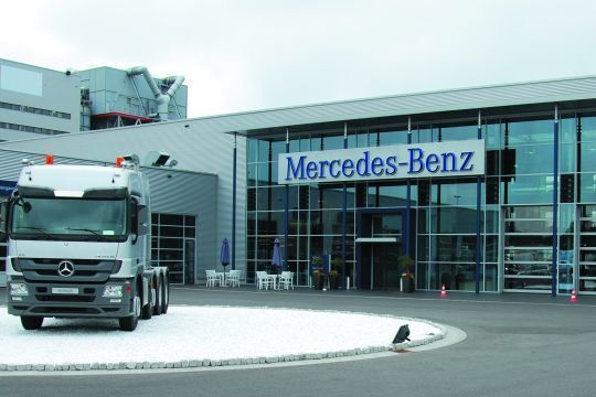 Der Haupteingang der Mercedes-Benz-Niederlassung in Berlin. (Lauer)