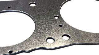 Beim Schneiden von Blechen entstehen unterschiedlich starke Grate, die entfernt werden müssen. Dabei werden die Kanten gleichzeitig verrundet. (Bild: Loewer)