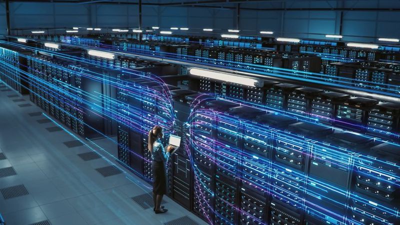 Von LC über MPO bis zu VSFF und Linsensteckern verändert sich die optische Infrastruktur im Rechenzentrum.(Bild: ©  Gorodenkoff - stock.adobe.com)