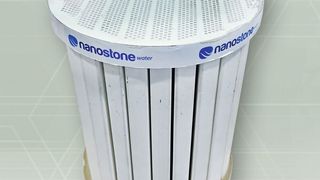 Ein unbeschichteter keramischer Industriefilter der Nanostone Water GmbH. Aufgrund der Entwicklungsexperten von Hennecke gibt es diese Filter nun auch mit einer Polyurea-Beschichtung serienmäßig versiegelt, und somit gegen Angriffe des zu filternden Mediums effektiv geschützt. Ein Erfolg, der nicht zuletzt durch die Möglichkeiten, die das Hennecke-Techncenter bietet, erreicht wurde, wie es heißt. (Hennecke)