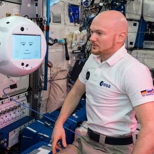 Der in Deutschland entwickelte und gefertigte Astronautenassistent namens „CIMON“ (Crew Interactive Mobile CompanioN) kam jetzt erstmals in der Internationalen Raumstation ISS zum Einsatz. Der deutsche ESA-Astronaut Alexander Gerst arbeitete mit CIMON rund 90 Minuten im Weltraumlabor Columbus.
