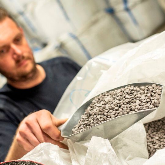 Nach der Erweiterung des Standorts Hardenberg steht dort dreimal so viel Logistikfläche für die Lagerung und Value Added Services für die Kunststoffindustrie zur Verfügung wie zuvor.(Bild:  Sievert Handel Transporte)