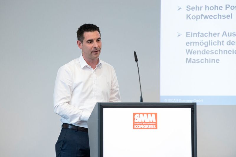 Daniel Keller, Produkt Manager bei Iscar präsentierte das neue Wechselkopf-Drehsystem von Iscar für die Kleinteilbearbeitung. (Bild: Thomas Entzeroth)